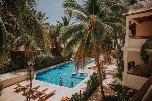 Bazén v ubytování Petit Lafitte Beach Front Hotel & Bungalows nebo v jeho okolí