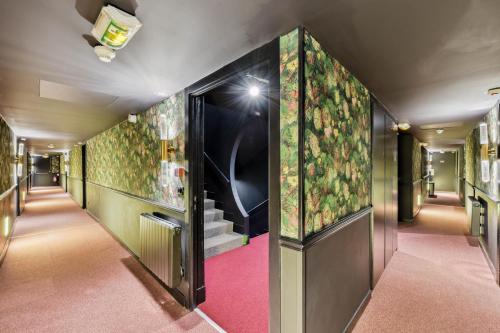 Una televisión o centro de entretenimiento en Hotel Turan & Spa