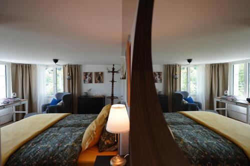 una camera con un grande letto con una lampada di Bergnestli a Oberegg
