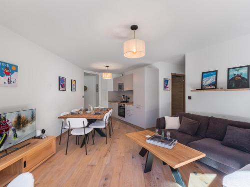 un salon avec un canapé et une table dans l'établissement Appartement récent, proche des pistes avec balcon et parking à Courchevel - FR-1-563-138, à Courchevel