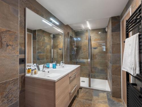 une salle de bain avec un lavabo et une douche dans l'établissement Appartement récent, proche des pistes avec balcon et parking à Courchevel - FR-1-563-138, à Courchevel