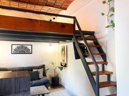 Best Location in Sayulita - Walk to Everything في سايوليتا: غرفة معيشة مع سرير علوي وأريكة