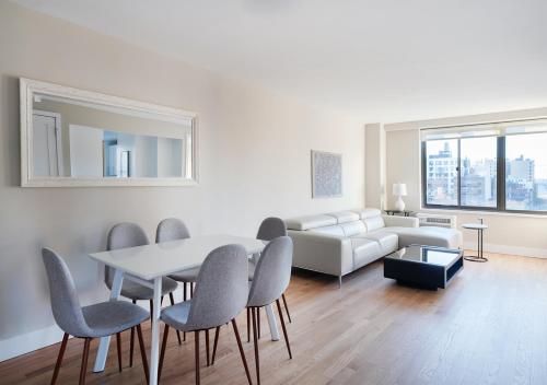 - un salon avec une table, des chaises et un canapé dans l'établissement Excellent 3 Bed 1 Bath In Mid East, à New York