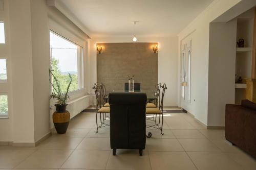 a dining room with a table and chairs at Villa Portitsa in Kardítsa