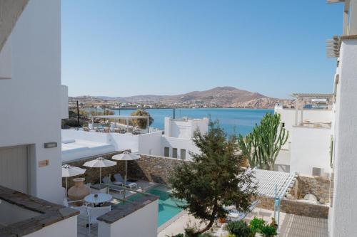 balcone con vista sulla piscina di un hotel di Anthos Apartments a Naoussa