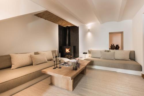 a living room with a couch and a fireplace at Casa del Aire in Aldea de Trujillo