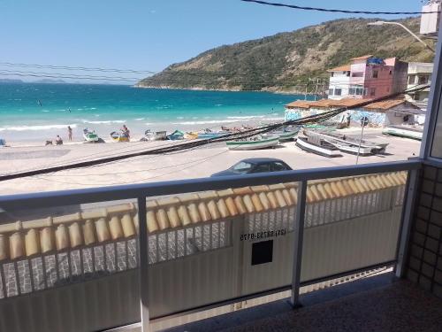 balcón con vistas a la playa y al océano en Frente Mar! Apto 3 Quartos de Frente para Prainha!, en Arraial do Cabo