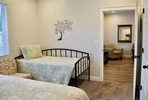 Ένα ή περισσότερα κρεβάτια σε δωμάτιο στο ZC2 Home Base for Zion With Two Masters