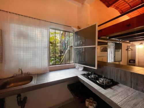 沙由利達的住宿－Best Location in Sayulita - Walk to Everything，厨房设有水槽和窗户。