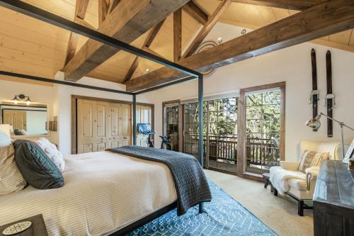 Postel nebo postele na pokoji v ubytování Timber Grove at Tahoe Park - Gorgeous 4BR Cabin - Tahoe Park HOA, Pets OK, Near Skiing