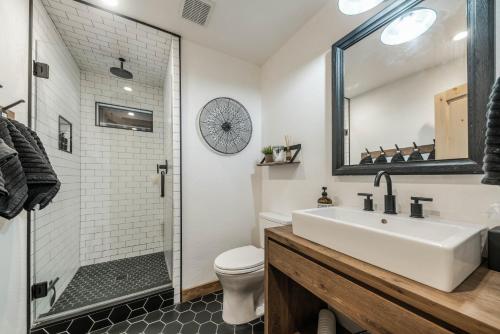 Koupelna v ubytování Timber Grove at Tahoe Park - Gorgeous 4BR Cabin - Tahoe Park HOA, Pets OK, Near Skiing