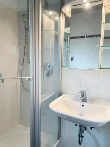 Ένα μπάνιο στο 1,5-Zimmer mit Duschbad, Gartenblick, Kühlschrank