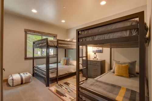 Katil atau katil-katil dalam bilik di Sunrise Abode at Tahoe Donner - Luxurious New Build, Soaking Tub, HOA Amenities