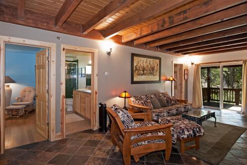 Posezení v ubytování Woodside Lodge on West Shore with Private Hot Tub, Pool Table & Game Room
