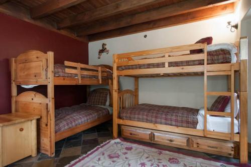 Postel nebo postele na pokoji v ubytování Woodside Lodge on West Shore with Private Hot Tub, Pool Table & Game Room