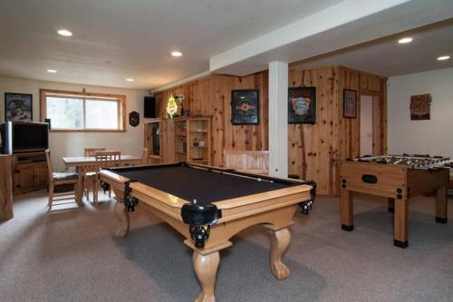 TV a/nebo společenská místnost v ubytování Woodside Lodge on West Shore with Private Hot Tub, Pool Table & Game Room