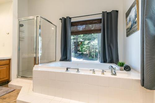 O baie la Wolf Den - Bright Open Concept 3 Bedroom- Hot Tub, Pet-Friendly, Minutes from Skiing!
