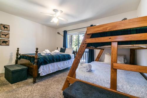 Un pat sau paturi într-o cameră la Wolf Den - Bright Open Concept 3 Bedroom- Hot Tub, Pet-Friendly, Minutes from Skiing!
