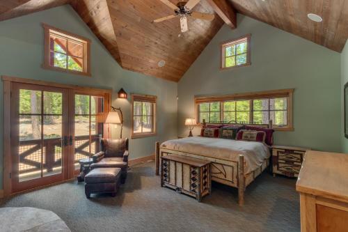 um quarto com uma cama e um tecto de madeira em New Listing! West Shore Bliss - 4BR, Private Hot Tub em Tahoe City