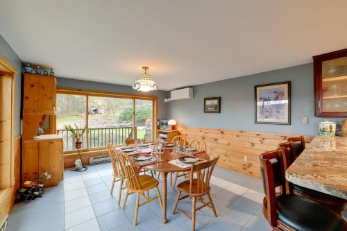 Χώρος καθιστικού στο Spacious Finger Lakes Home with Mountain Views