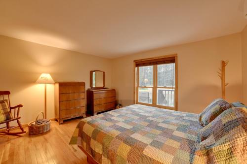 מיטה או מיטות בחדר ב-Spacious Finger Lakes Home with Mountain Views