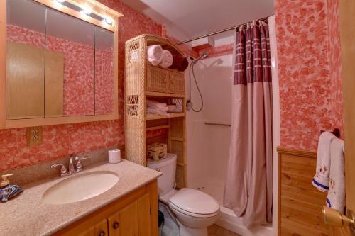 Ένα μπάνιο στο Spacious Finger Lakes Home with Mountain Views
