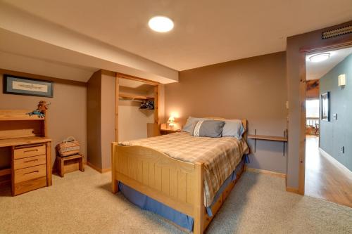Ένα ή περισσότερα κρεβάτια σε δωμάτιο στο Spacious Finger Lakes Home with Mountain Views