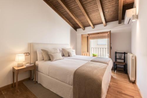 Un dormitorio con una cama grande y una ventana en Casa del Aire, en Aldea de Trujillo