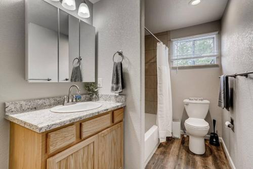 uma casa de banho com um lavatório e um WC em Close to Denver & Golden - Perfect for Groups em Arvada