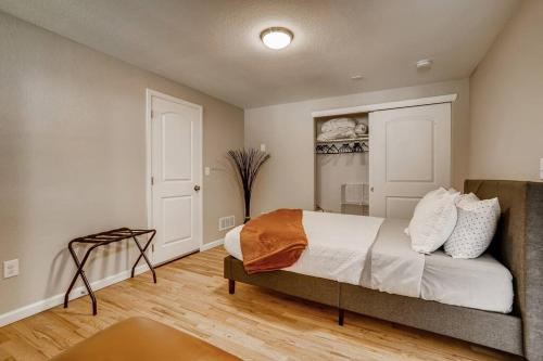 Ένα ή περισσότερα κρεβάτια σε δωμάτιο στο Close to Denver & Golden - Perfect for Groups