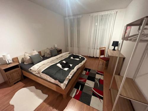 - une chambre avec un grand lit et un tapis dans l'établissement Ruby-Apartment **Zentrumsnah*Balkon**, à Leipzig