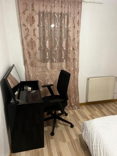 einen Schreibtisch und einen Stuhl in einem Zimmer mit einem Bett in der Unterkunft Le clos Petite Venise in Colmar