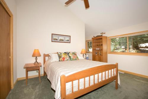 um quarto com uma cama e uma janela em Timberland Retreat - Tahoe City West Shore 4 BR 4 Bath with private hot tub - Sleeps 9 em Homewood