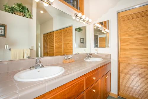 uma casa de banho com 2 lavatórios e um espelho grande em Timberland Retreat - Tahoe City West Shore 4 BR 4 Bath with private hot tub - Sleeps 9 em Homewood