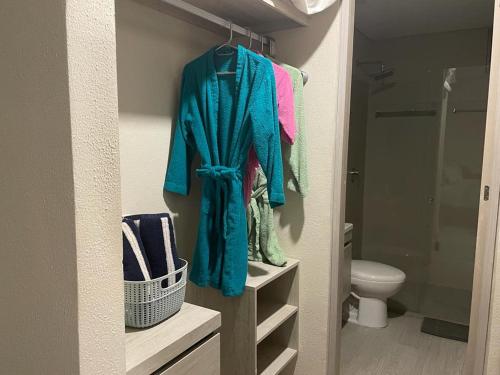 卡塔赫納的住宿－Dominique, Jacuzzi privado de lujo Departamento exclusivo，浴室的衣柜上挂着毛巾