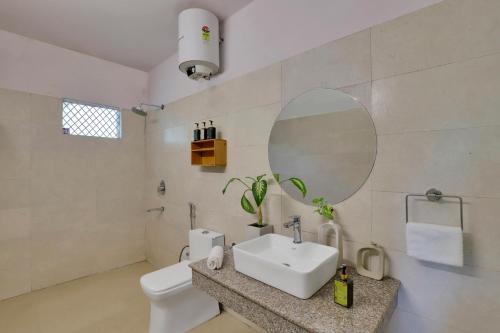 Koupelna v ubytování Alaya Stays 4BHK Farmhouse with Pvt Pool & Garden - Manesar