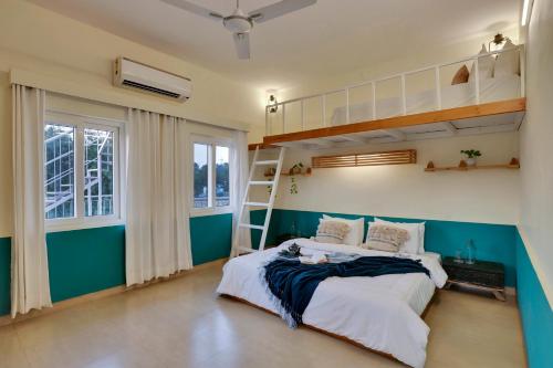 Postel nebo postele na pokoji v ubytování Alaya Stays 4BHK Farmhouse with Pvt Pool & Garden - Manesar