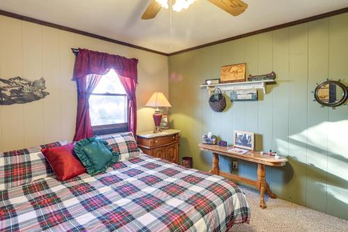 um quarto com uma cama, uma mesa e uma janela em Serene Lakefront Getaway with Fire Pit and Grill! em Anthony