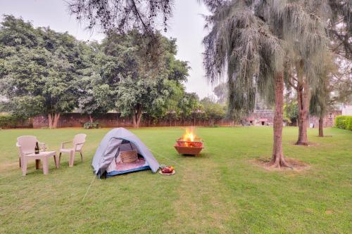Zahrada ubytování Alaya Stays 4BHK Farmhouse with Pvt Pool & Garden - Manesar