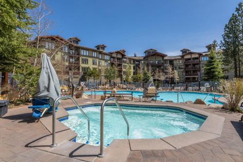 una piscina en un complejo de apartamentos en Village # 3310 - Lincoln House, en Mammoth Lakes