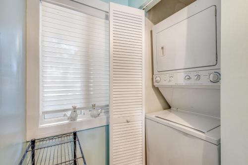 een keuken met een wasmachine en droger en een raam bij Mariners Cay 68 in Folly Beach