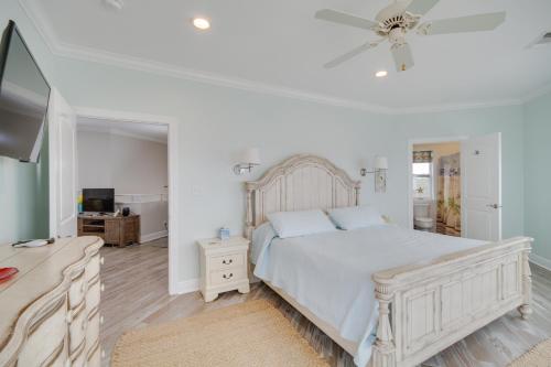- une chambre avec un lit blanc et un ventilateur de plafond dans l'établissement Ocean Springs Magnolia Beach House on Pvt Beach!, à Ocean Springs