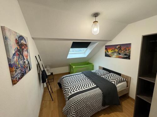 una camera da letto con letto e poster appesi al muro di Belfort Appartement confort a Belfort