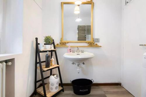 ein Bad mit einem Waschbecken und einem Spiegel in der Unterkunft MARY HOUSE @ in Sondrio