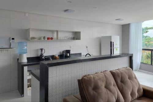 eine Küche mit einer Theke und einer Arbeitsplatte in der Unterkunft Apartamento Brisa da Ilha in Cayru