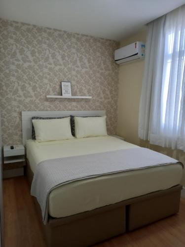 1 cama grande en un dormitorio con ventana en Studios Atlantica Prime, en Río de Janeiro