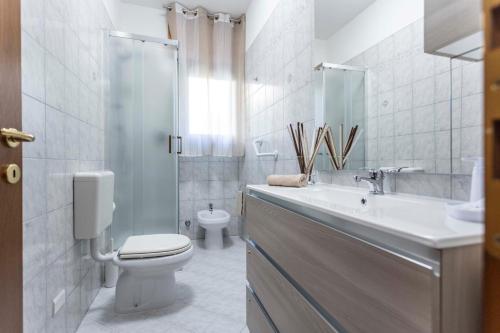 ein weißes Bad mit einem WC und einem Waschbecken in der Unterkunft Ca' Ida - Affitti Temporanei in Turin