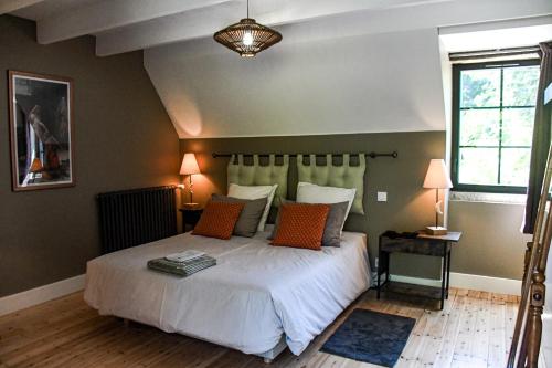 Ein Bett oder Betten in einem Zimmer der Unterkunft Le Manoir de Menglieu