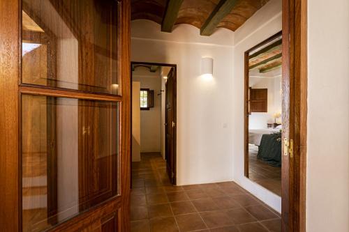 聖法蘭伊斯科哈維爾的住宿－Can Noves - Villa de 4 Suites 22 y 34，走廊上设有通往卧室的门