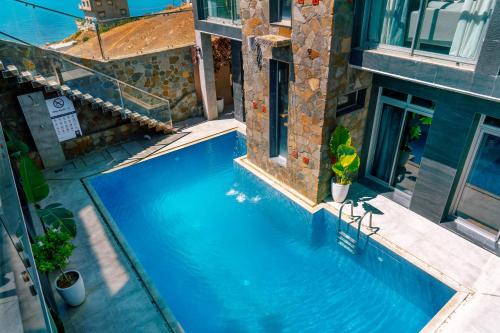 vista sul soffitto di una piscina in un edificio di Hill Valley Asilah - Luxury Living & Boutique Hotel a Asilah
